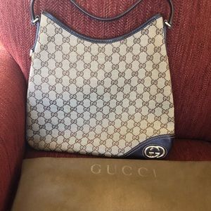 Gucci shoulder bag with dust bag.
